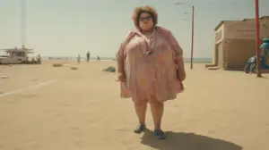 אישה שמנה בגיל 40 בחוף הים