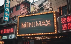 באנר שכתוב עליו MINIMAX ואותיות סיניות מסביב