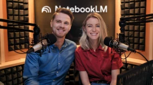 2 אנשים יושבים מול מיקרופון בפודקאסט בתוך אולפן ומאחוריהם על הקיר כתוב notebook LM
