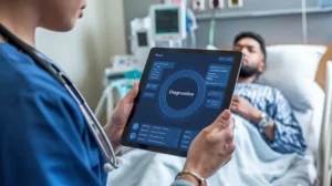 רופאה מחזיקה טאבלט שכתוב עליו diagnostics ומולה יש חולה במיטה בבית חולים