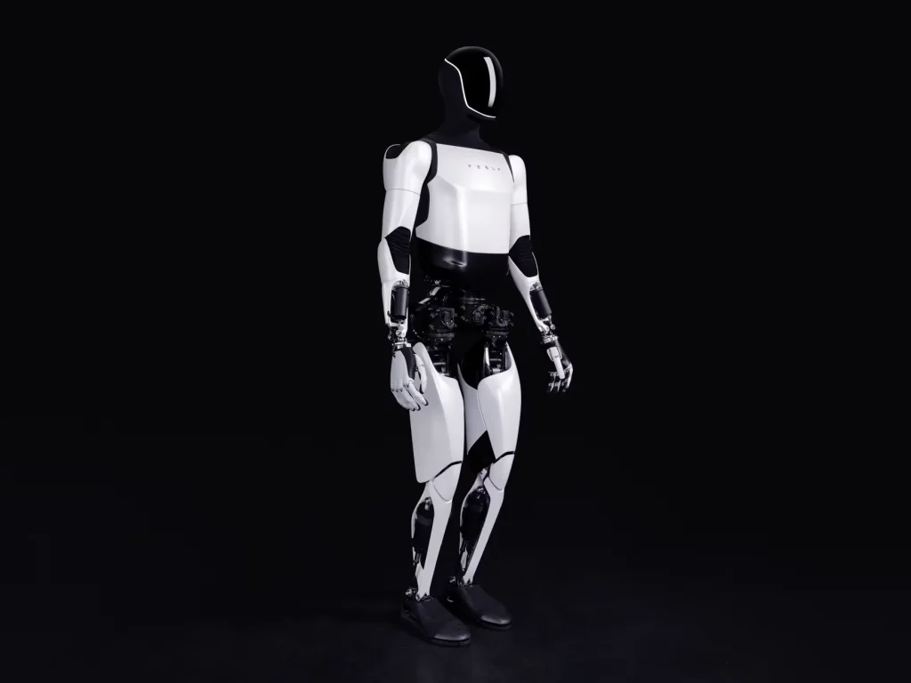 רובוט אופטימוס מבית Tesla עומד בחדר עם רקע שחור